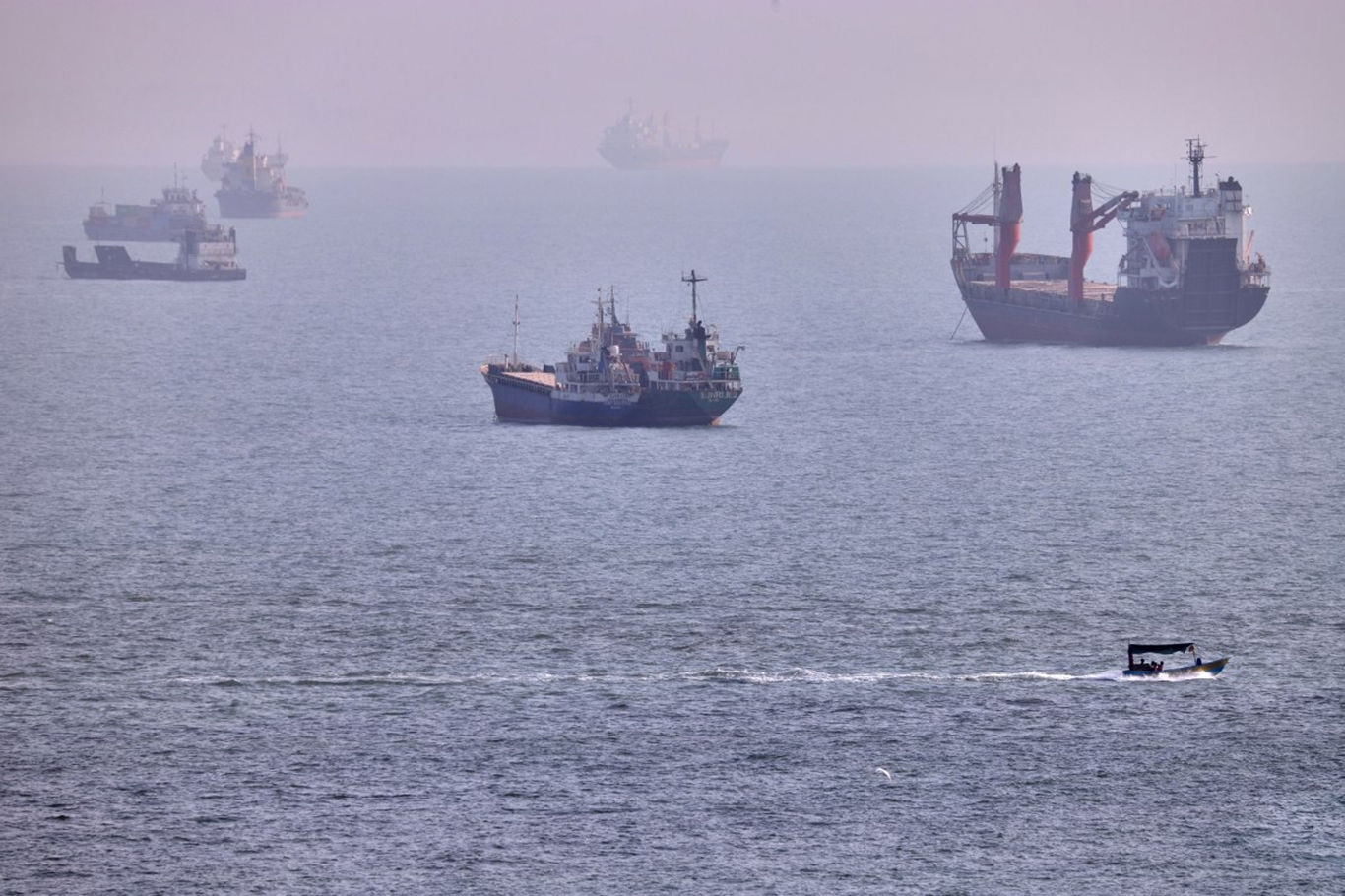 Hürmüz ve Babülmendep'te deniz trafiği yavaşladı