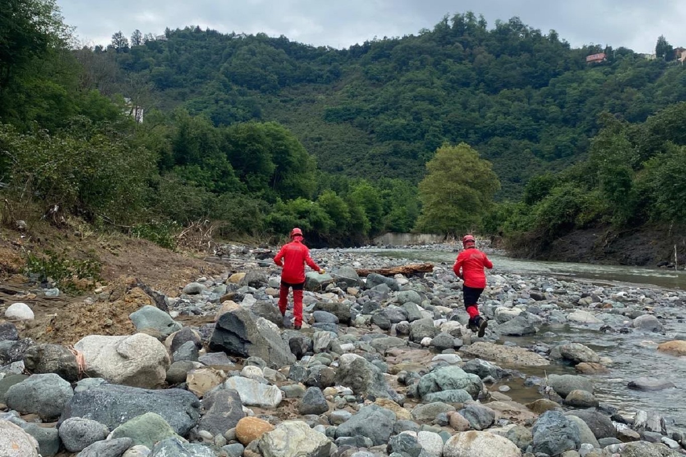 Giresun'da sele kapılan dayı ve yeğeni için arama çalışmaları 4. gününde