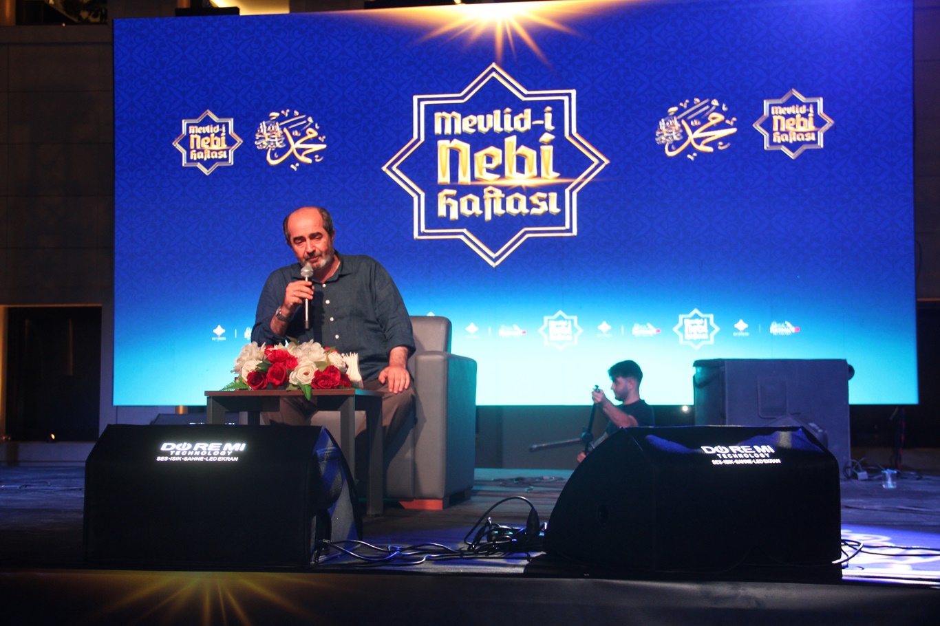 Yazar Demirbağ: Biz ona benzemek, sünnetine uymak için zorlanırız