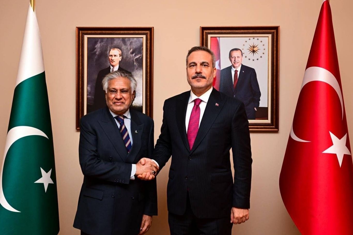 Dışişleri Bakanı Fidan, Pakistanlı mevkidaşı Dar ile İstanbul'da görüştü
