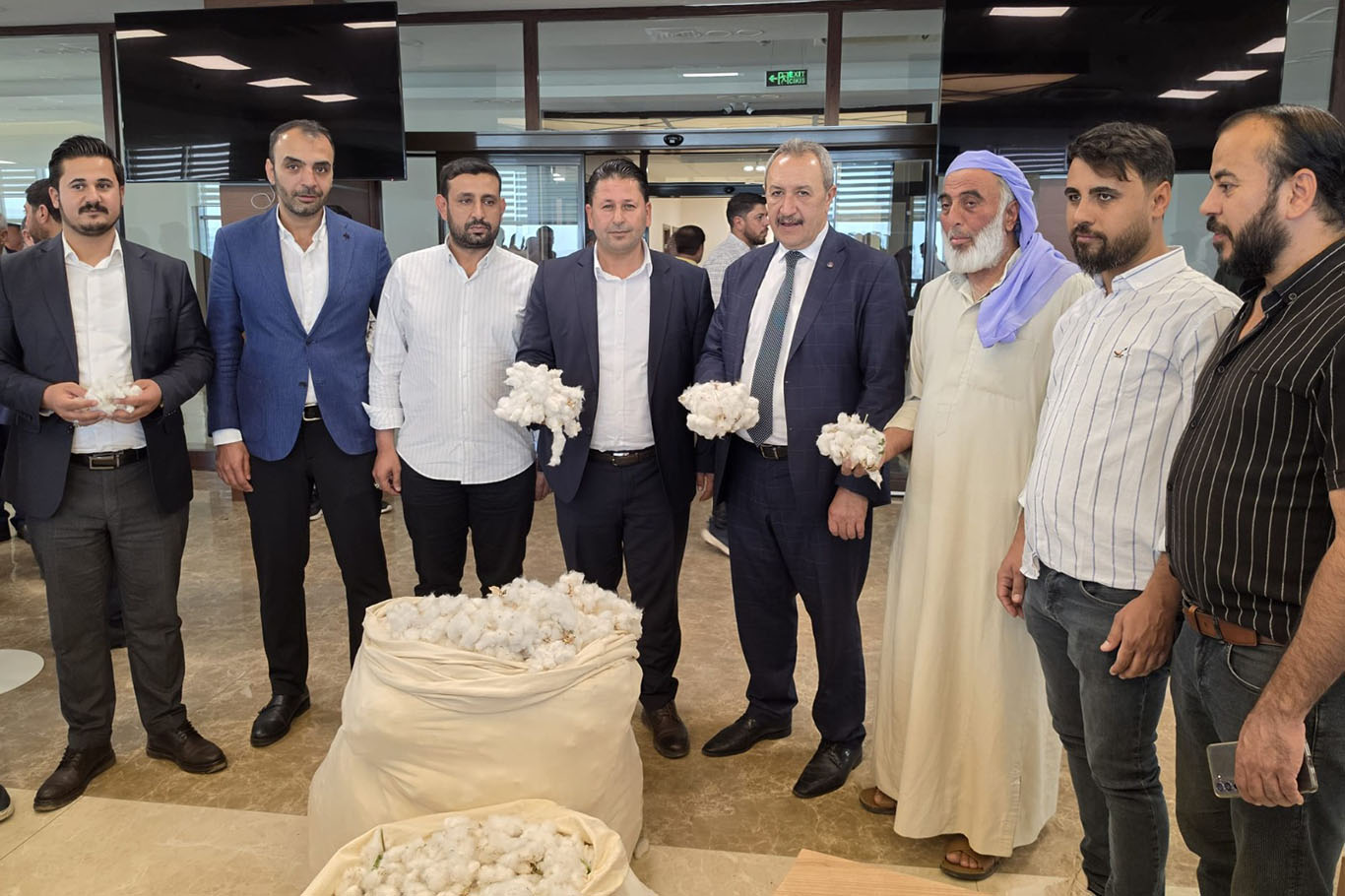 Şanlıurfa'da sezonun ilk pamuğu satıldı