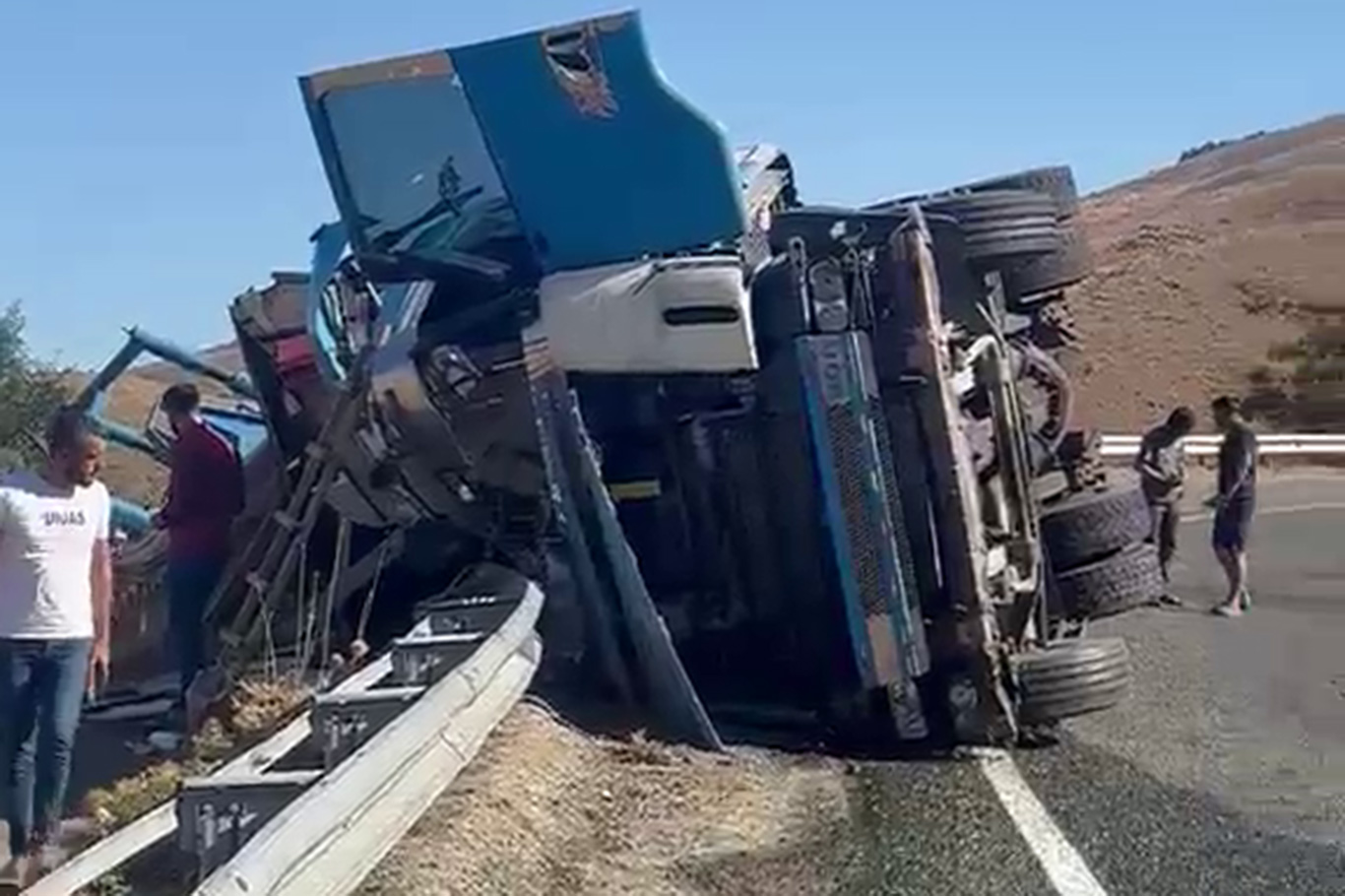 Malatya'da kontrolden çıkan kamyon devrildi: 2 yaralı