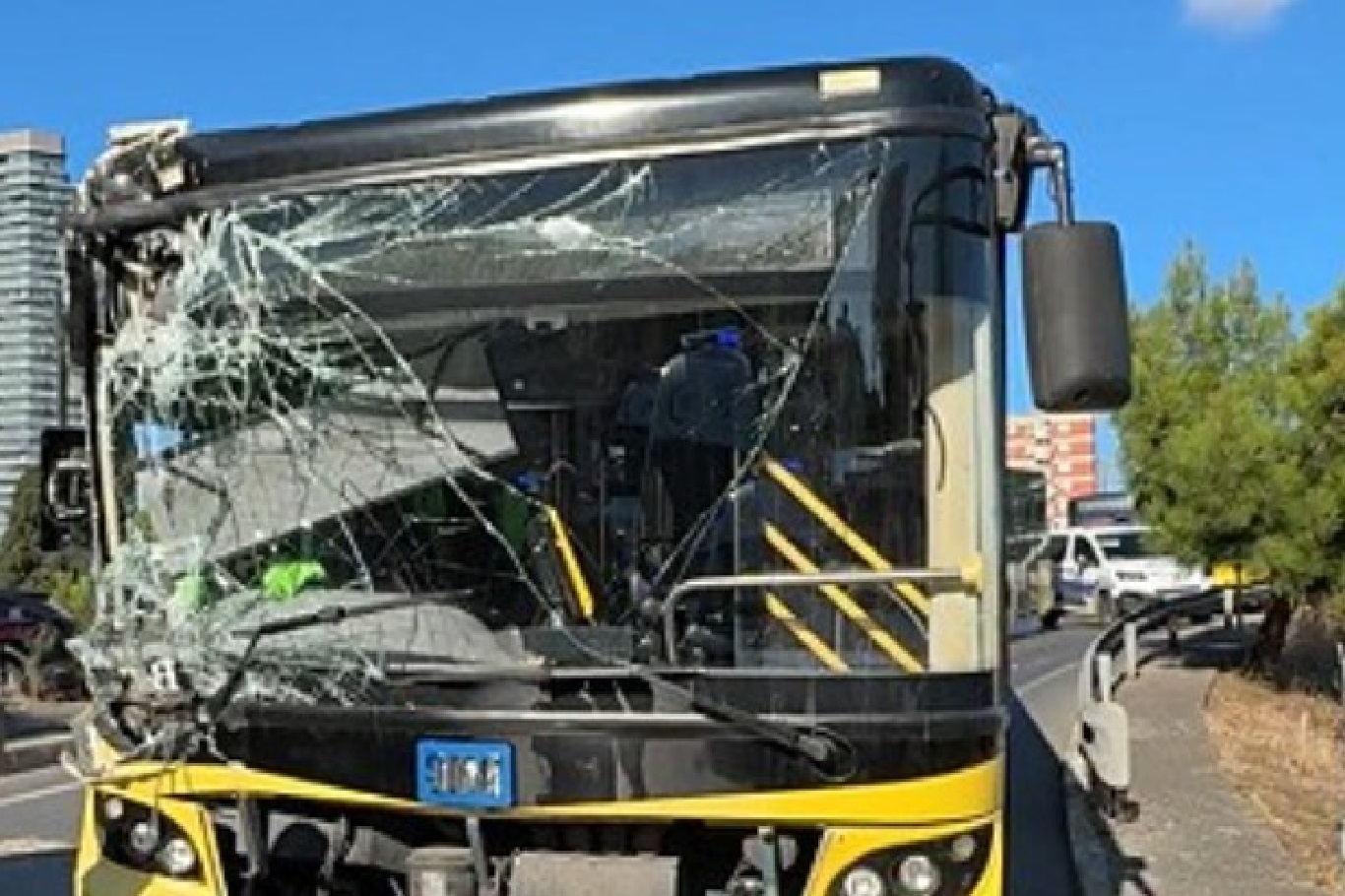 İstanbul Beşiktaş'ta İETT otobüsü iş makinesine çarptı: 5 yolcu yaralandı