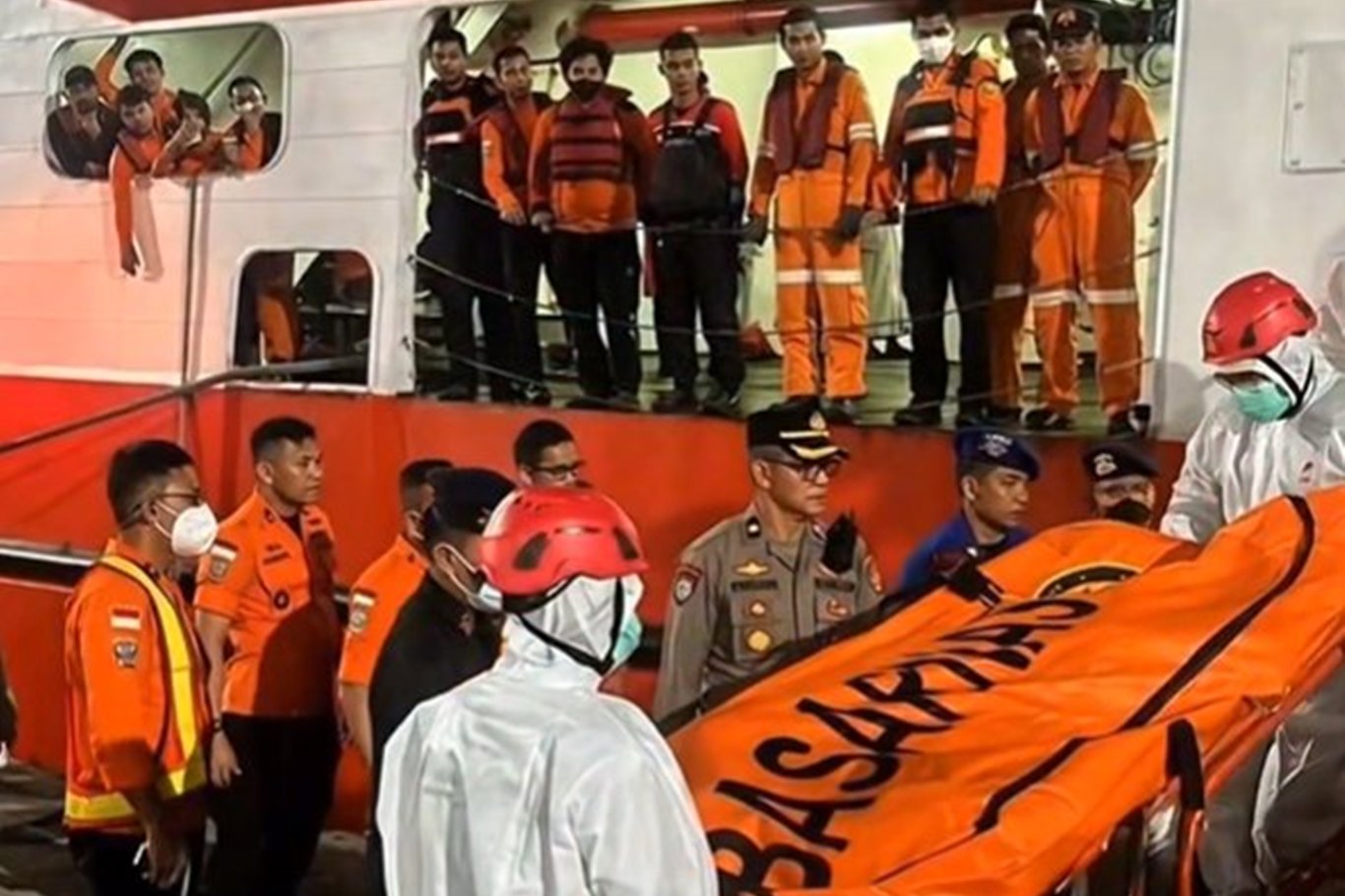 Endonezya'da batan gemide ölü sayısı 42'ye yükseldi
