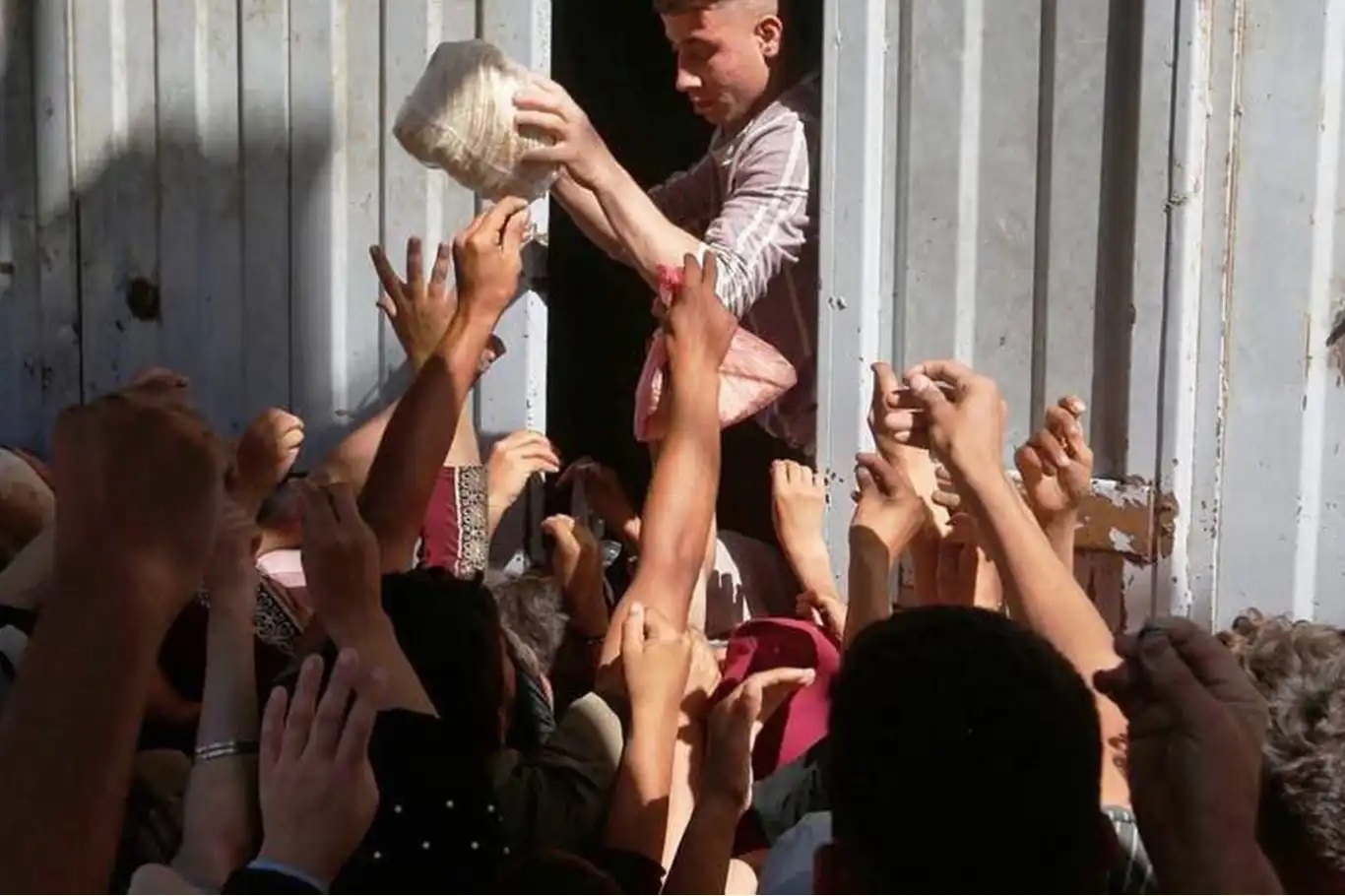 Gazze'de gıda yardımları yarıya indirildi