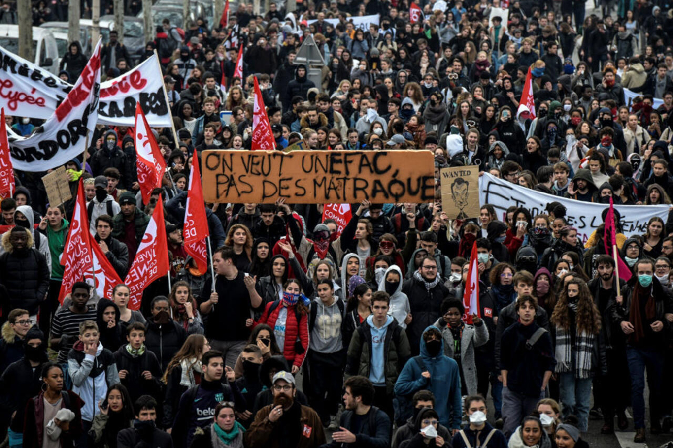 Fransa'da lise öğrencilerinin eylemleri ülke geneline yayılıyor