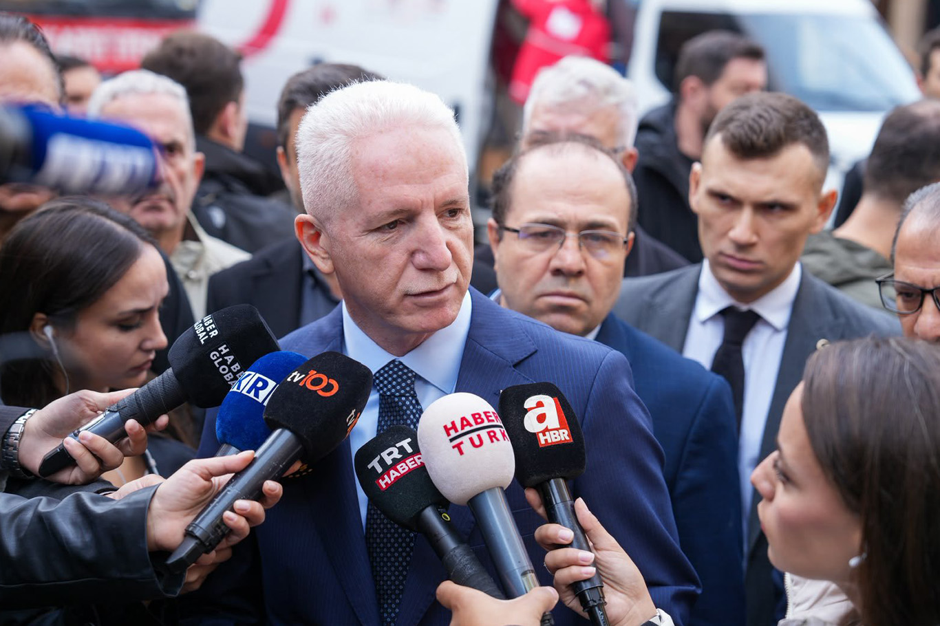 Maltepe'de çöken binanın enkazından 3'ü çocuk 8 kişi sağ çıkarıldı