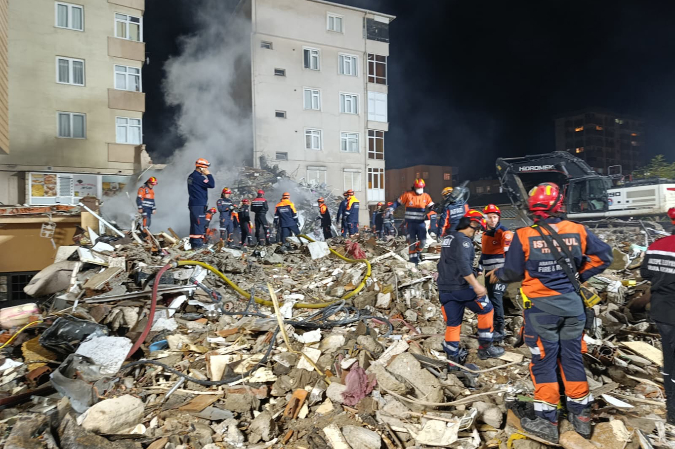 Maltepe’de çöken binada kontrollü yıkım sürüyor