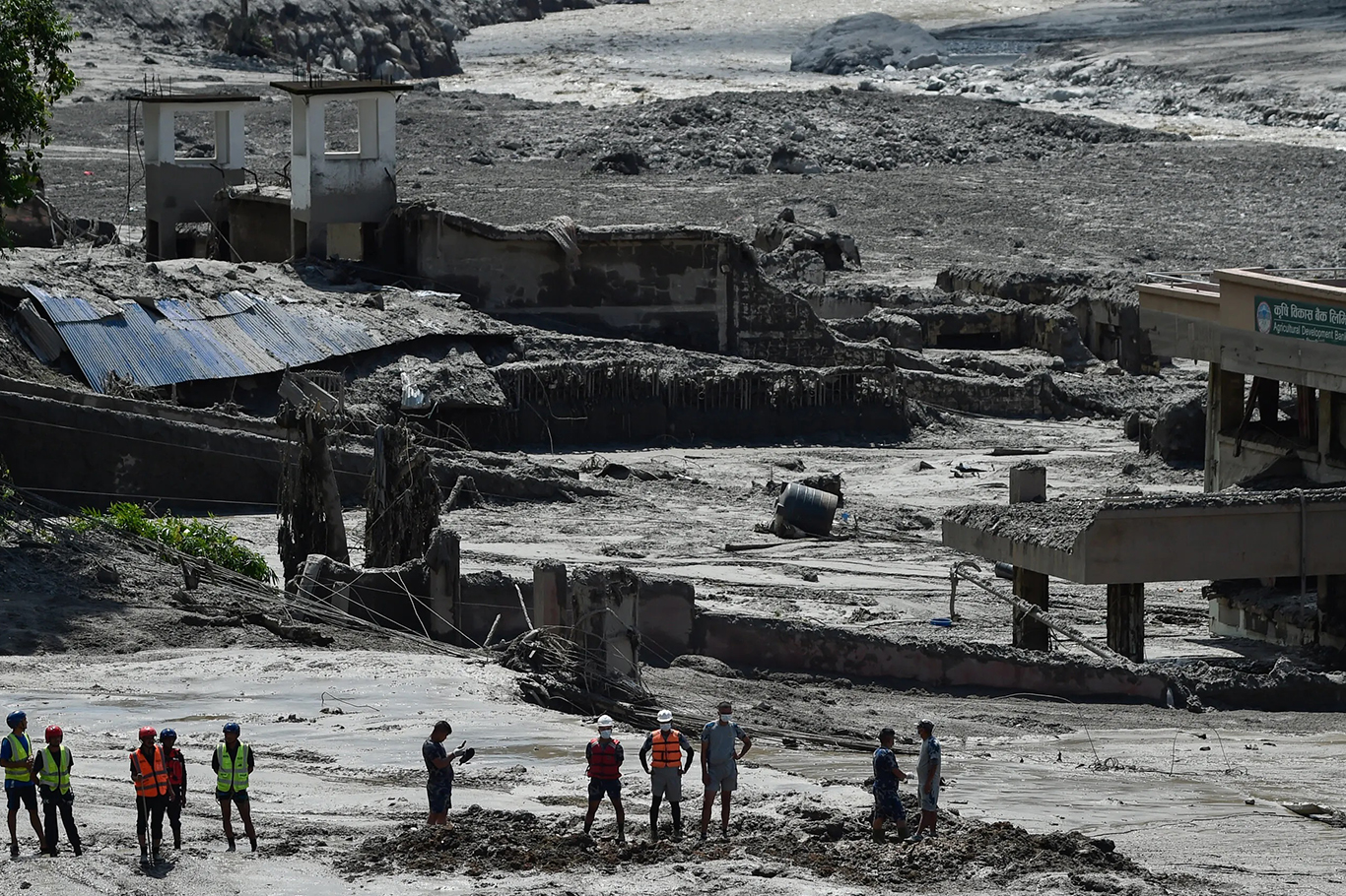 Nepal'de yeni sel felaketi: Şiddetli akıntılar binaları yıkıp sürükledi