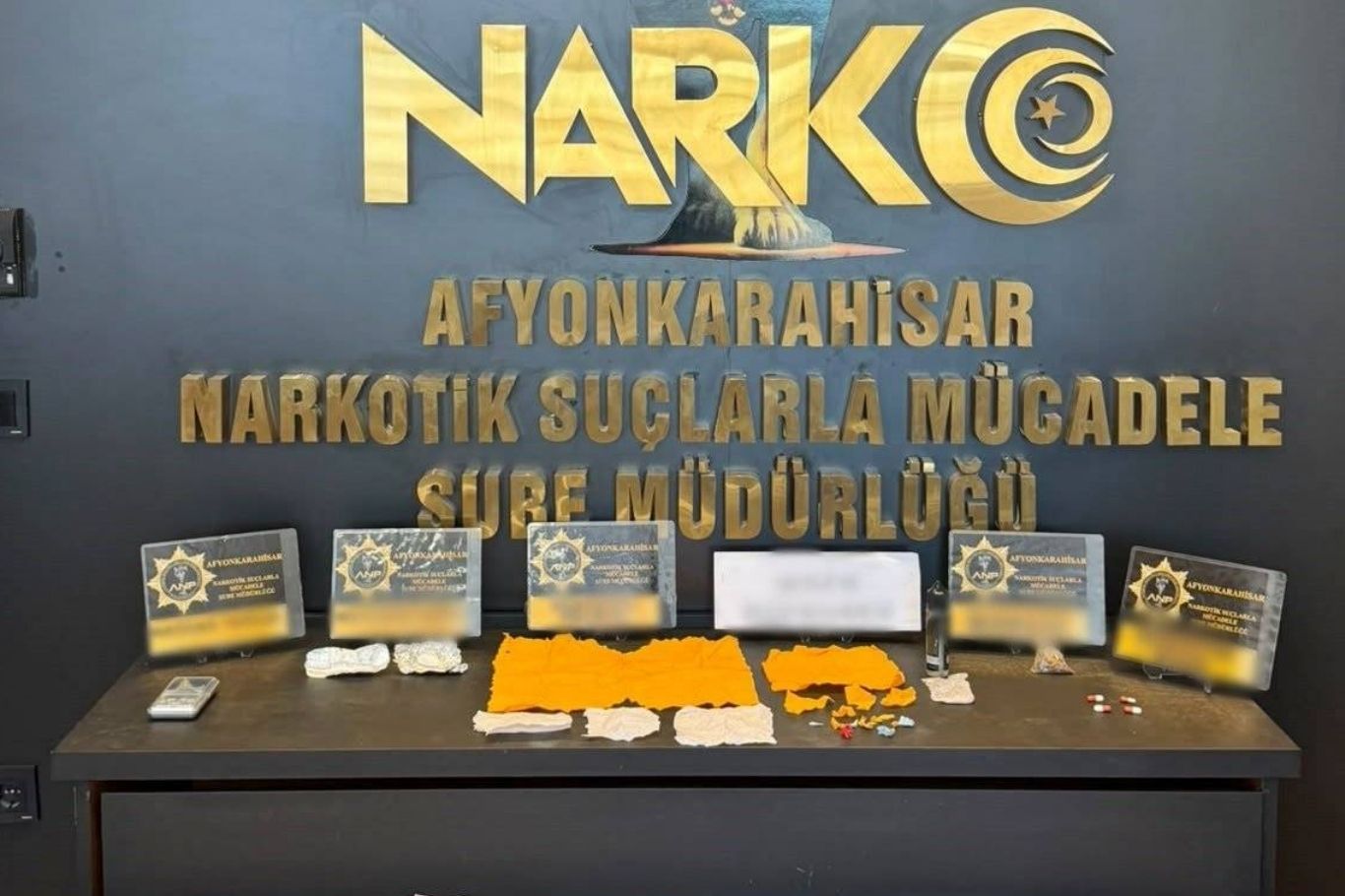 Afyonkarahisar'da peçeteye emdirilmiş uyuşturucu ve sentetik ecza ele geçirildi