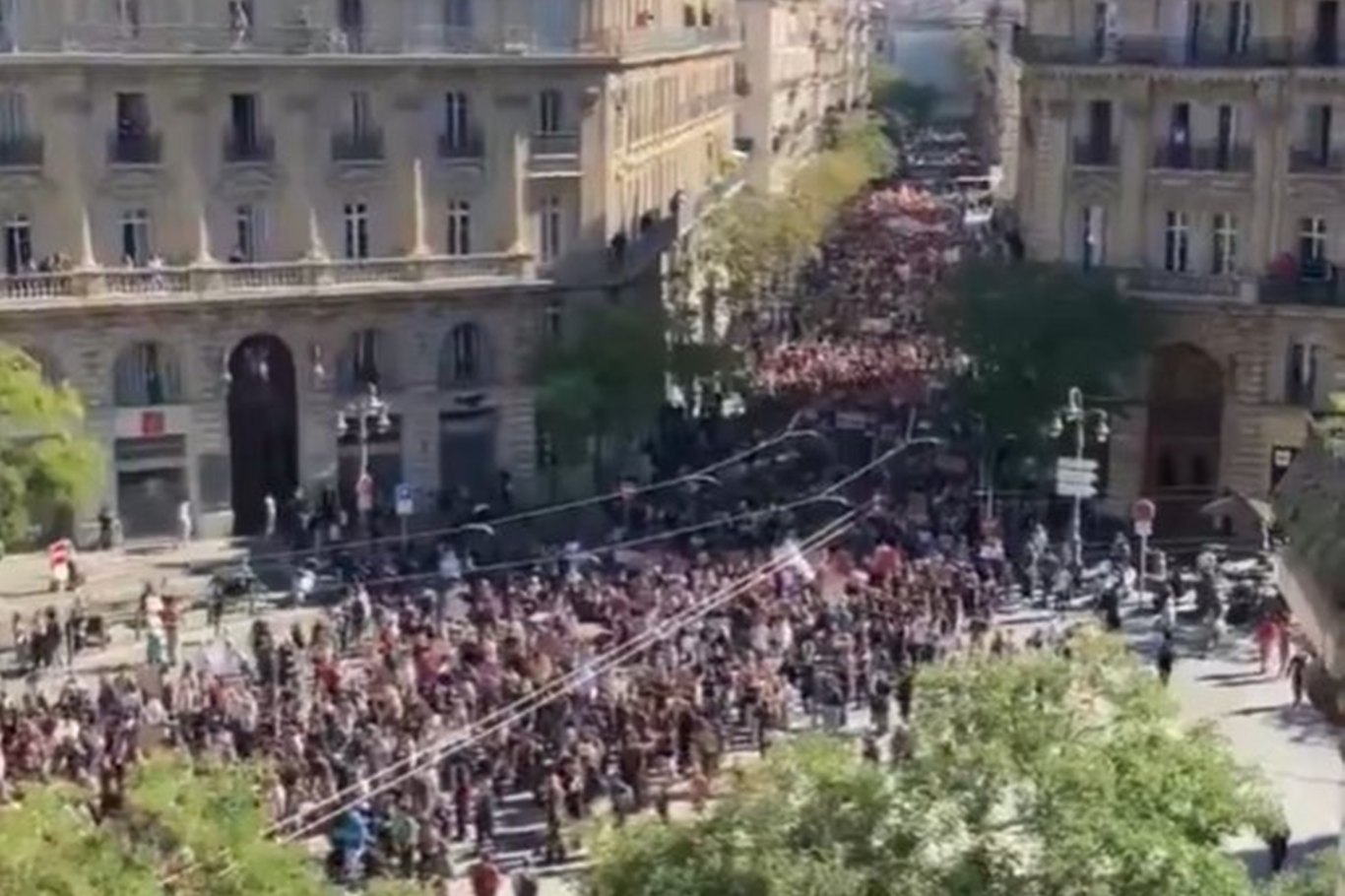 Fransa'da lise ve üniversite öğrencileri 360 protesto gösterisi düzenledi