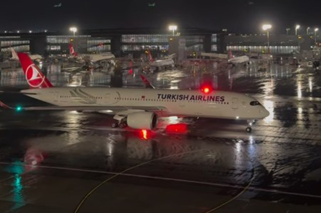 İstanbul'a yapılacak 40'tan fazla uçuş başka havaalanlarına yönlendirildi