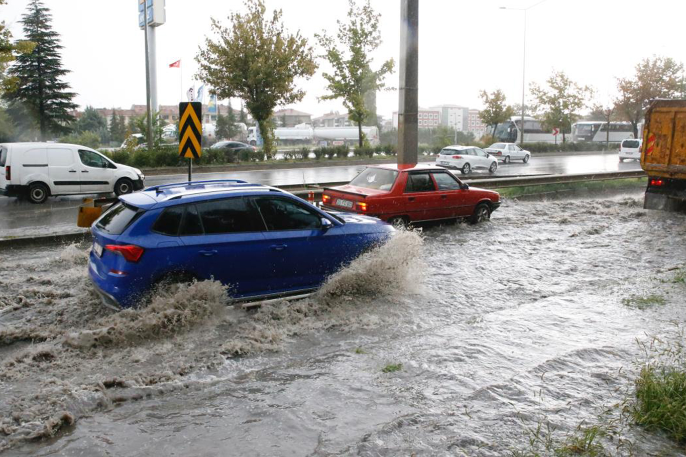 Meteoroloji 48 il için uyardı: 6 ilde turuncu, 42 ilde sarı alarm