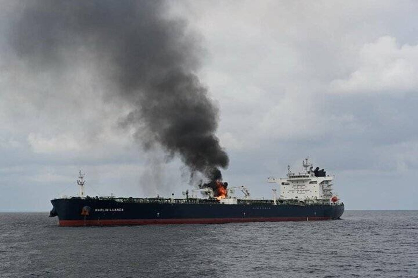 Hürmüz Boğazı'nda bir tanker alev aldı