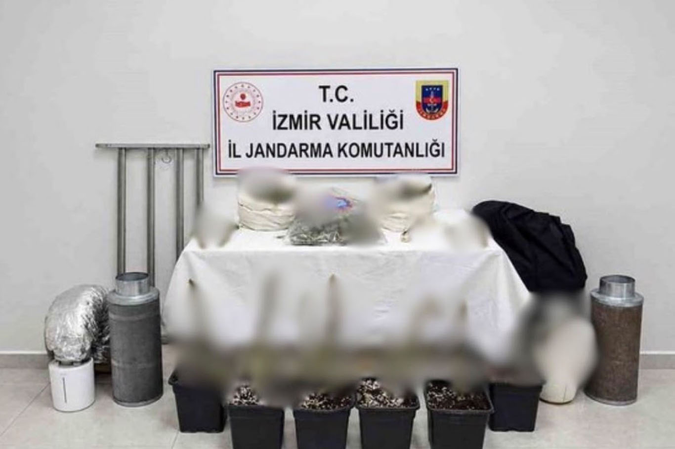 Karabağlar’da evde kenevir yetiştirme düzeneği bulundu