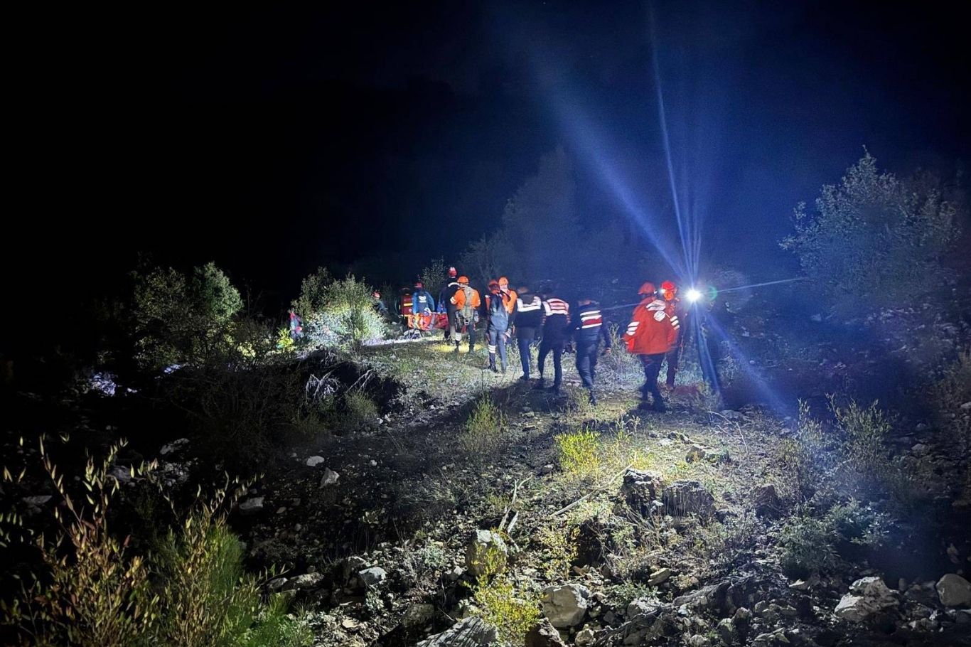 Isparta'da Yazılı Kanyon'da mahsur kalan 10 kişi için kurtarma çalışmaları sürüyor