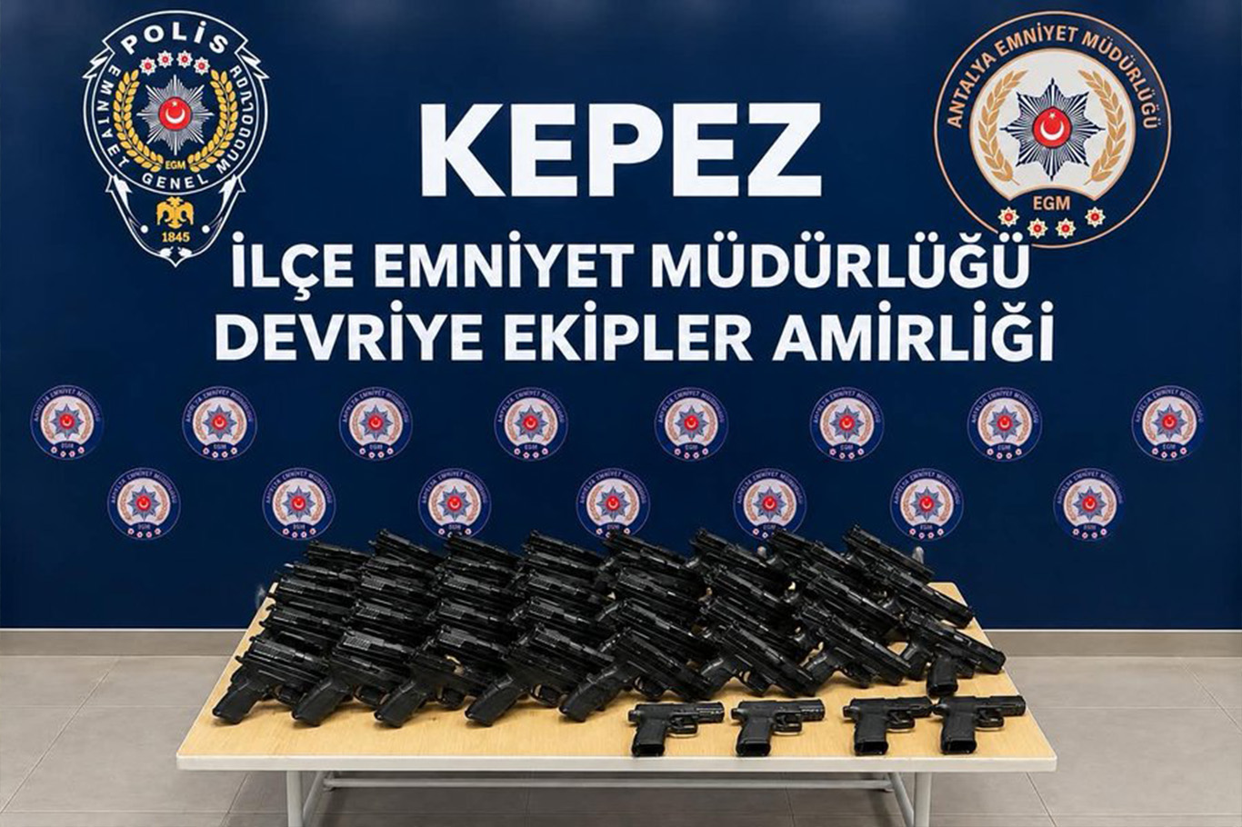 Antalya’da silah satışı operasyonu: 32 tabanca ele geçirildi