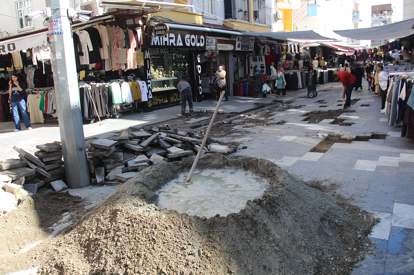 Belediyenin yapmadığı yolu cadde esnafı onarıyor