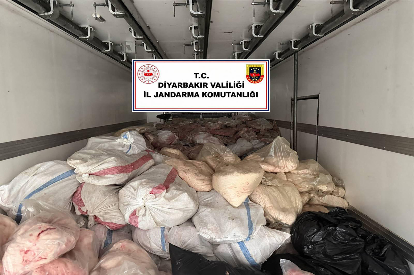 Diyarbakır’da 8 ton sağlıksız hayvansal yağ ve sakatat ele geçirildi