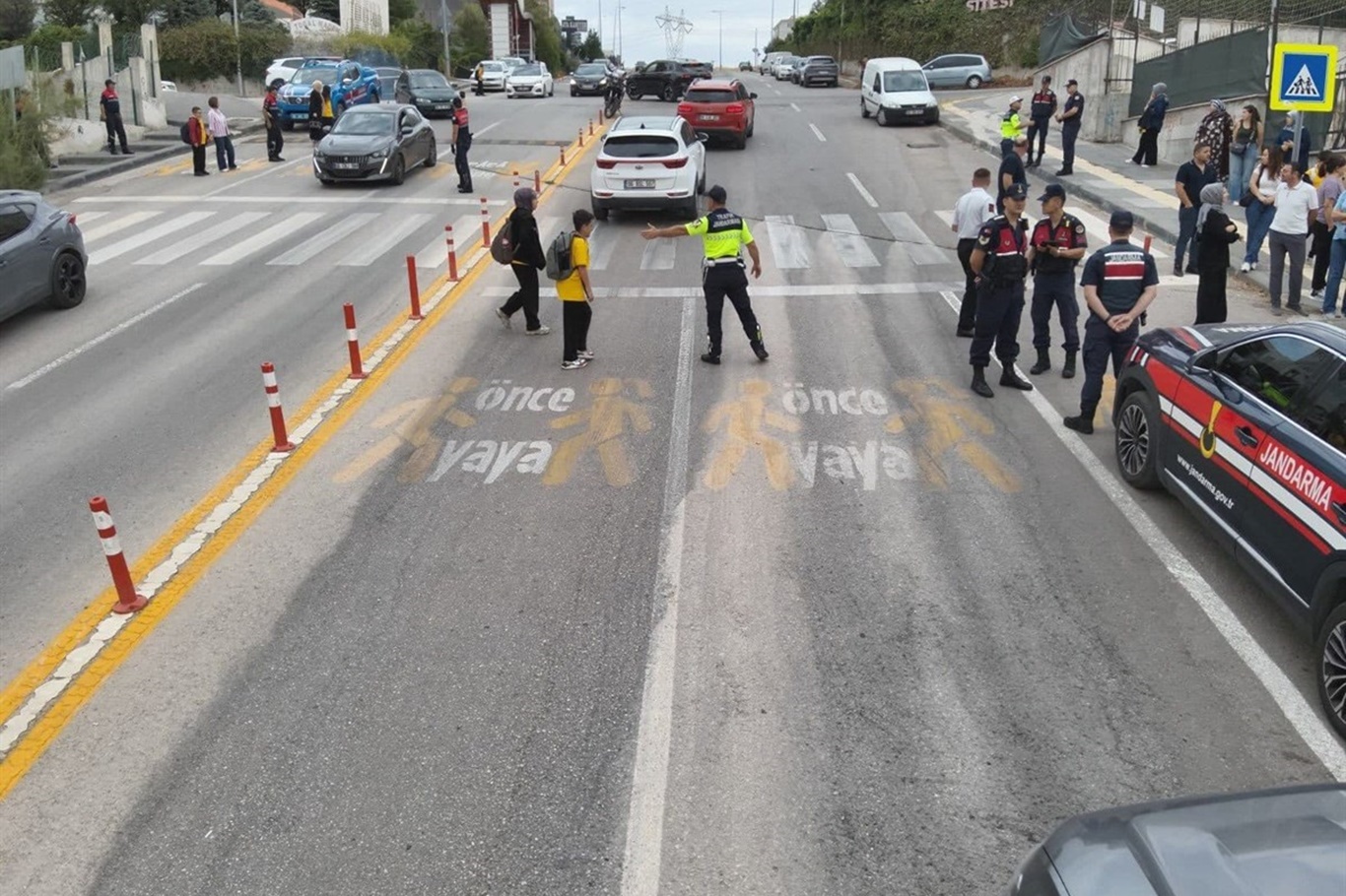 Ankara’da okul çevrelerinde denetim: 14 aranan şahıs tespit edildi