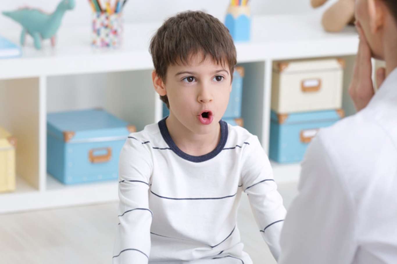 Kekemelikte iyi niyetli uyarılar baskıyı artırabiliyor!