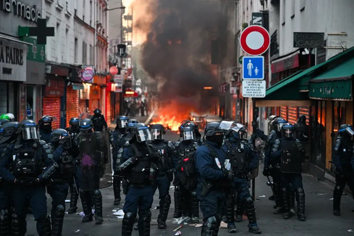 Macron'dan Fransa'daki protestolara yasak sinyali