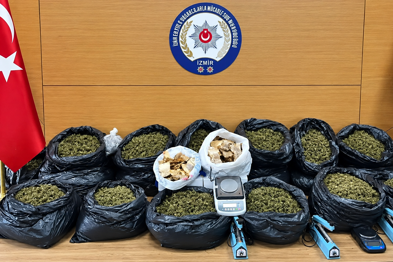 İzmir ve Muğla’da uyuşturucu operasyonu: 63 kilo skunk ele geçirildi