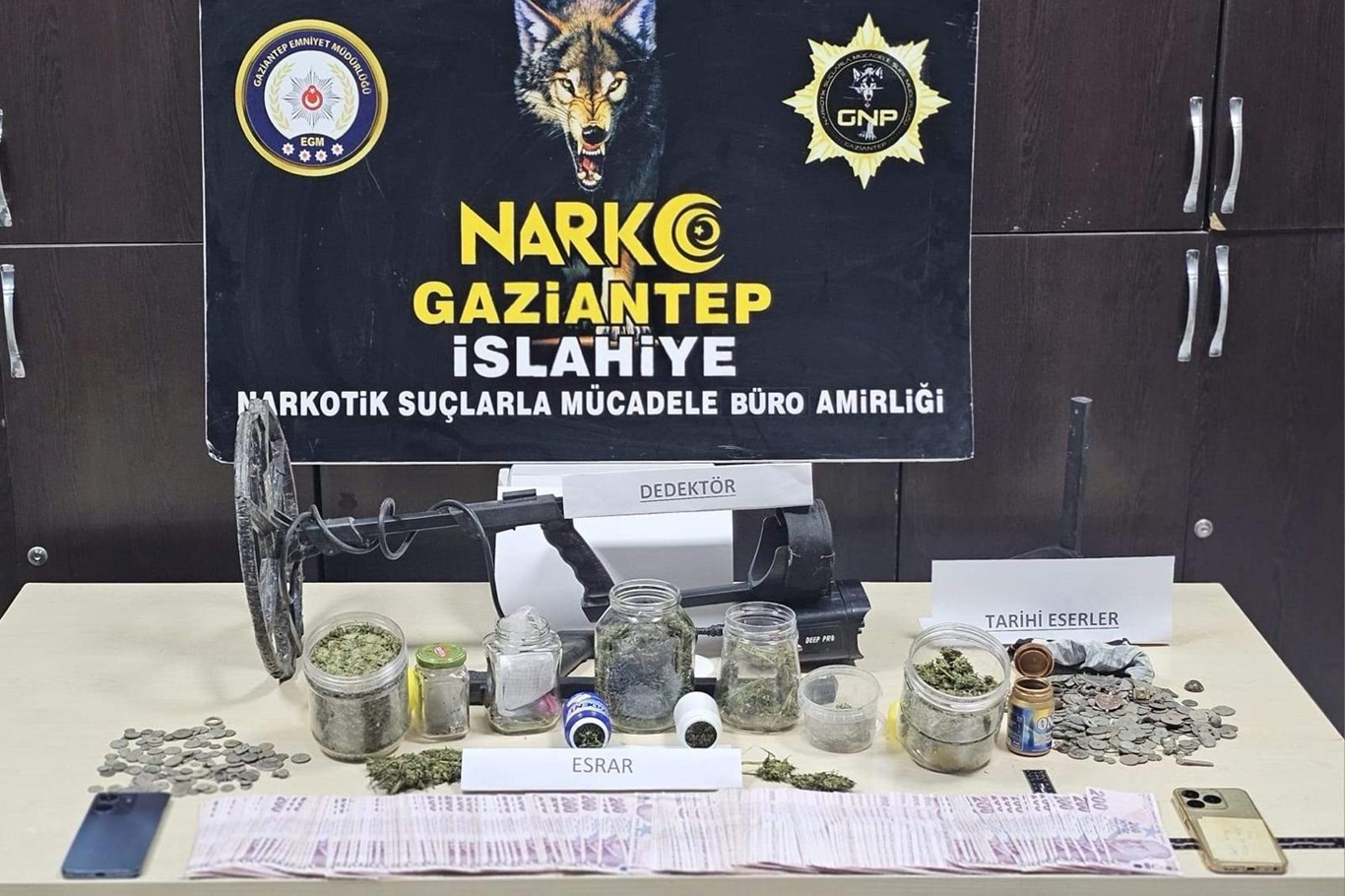 Gaziantep'te uyuşturucu madde ve tarihi sikkeler ele geçirildi