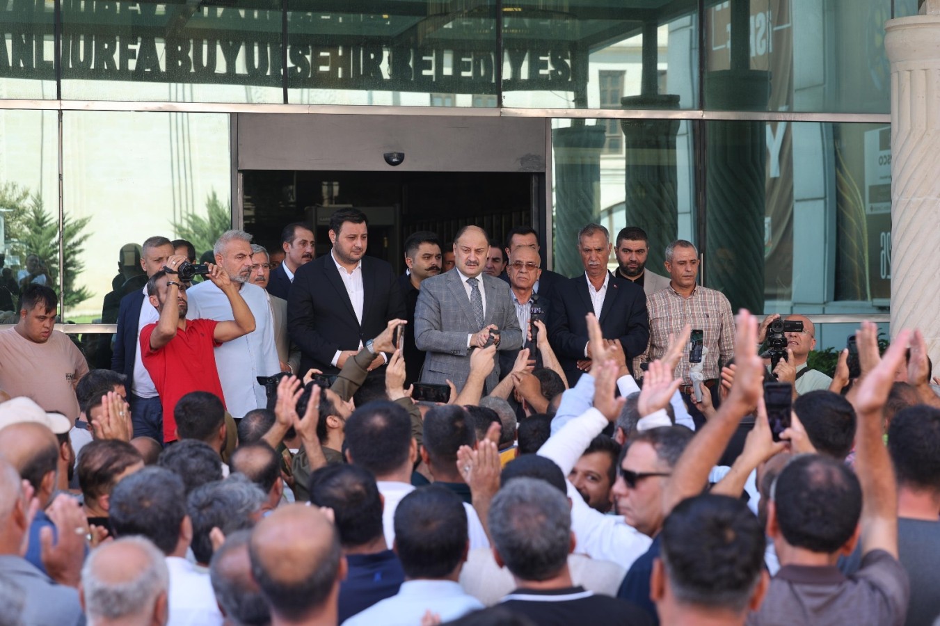 ŞANLIURFA’DA GEÇİCİ İŞÇİLERİN HAYALİ, BAŞKAN GÜLPINAR İLE GERÇEK OLDU