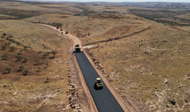 BÜYÜKŞEHİR, HALFETİ-BOZOVA ARASINDAKİ 39 KM’LİK GRUP YOLUNDA ASFALT SERİMİNE BAŞLADI
