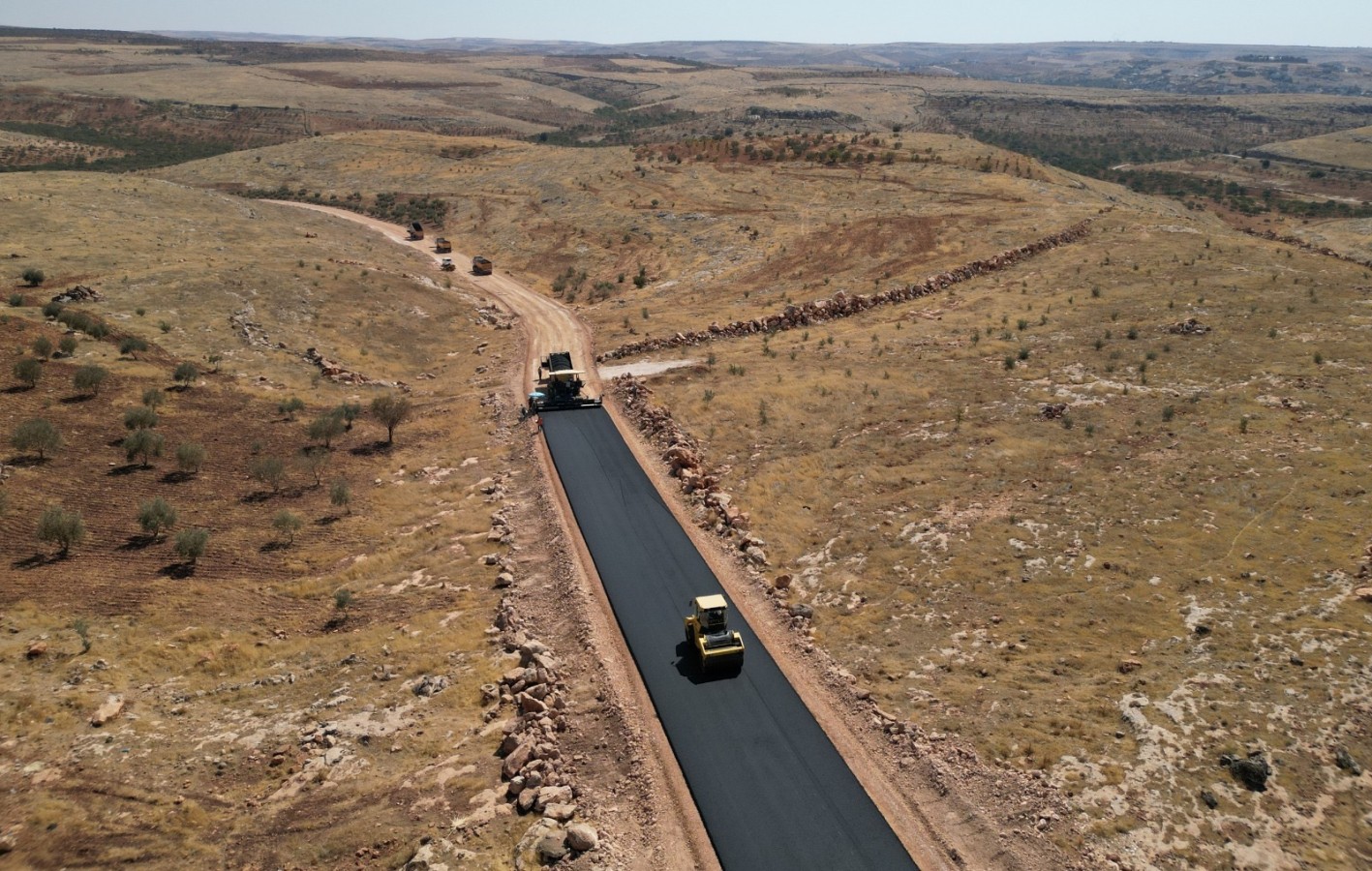 BÜYÜKŞEHİR, HALFETİ-BOZOVA ARASINDAKİ 39 KM’LİK GRUP YOLUNDA ASFALT SERİMİNE BAŞLADI;