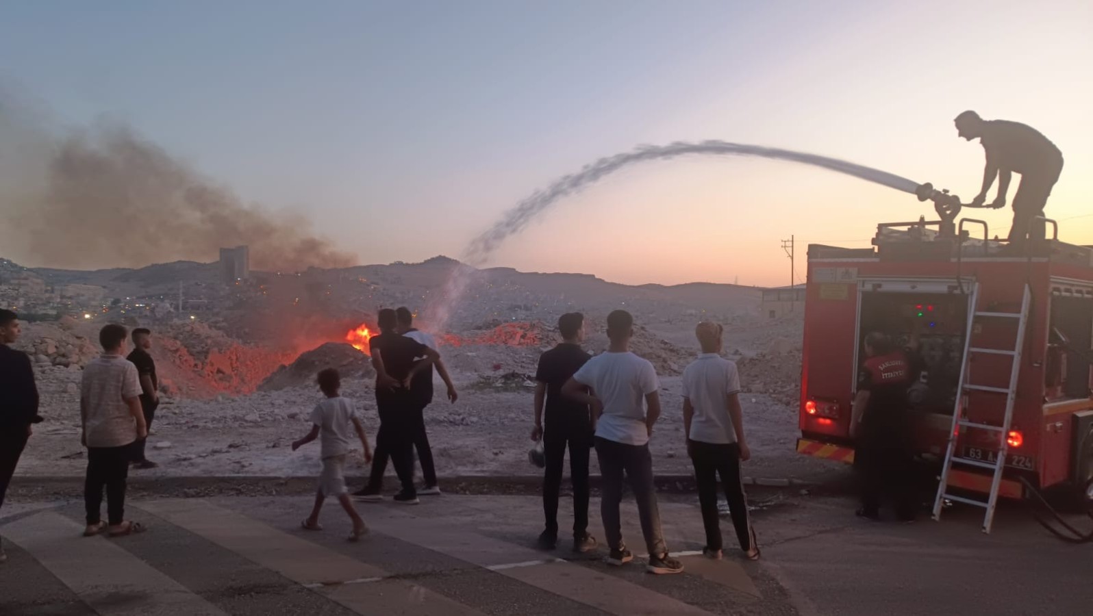 Çocuklardan ateş oyunu;
