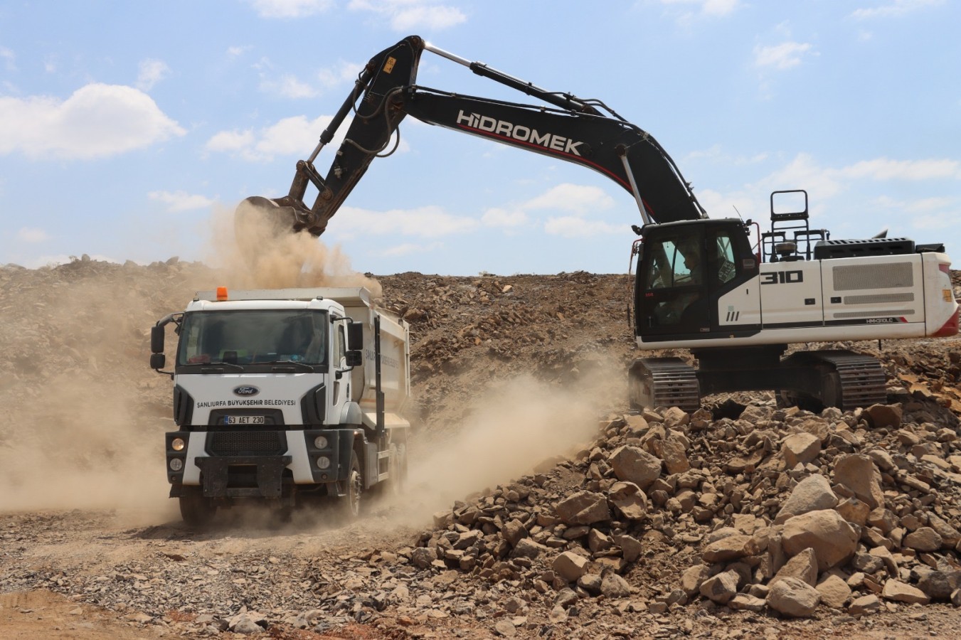 SİVEREK’TE 6 KİLOMETRELİK YOL BETONLA YENİLENECEK;