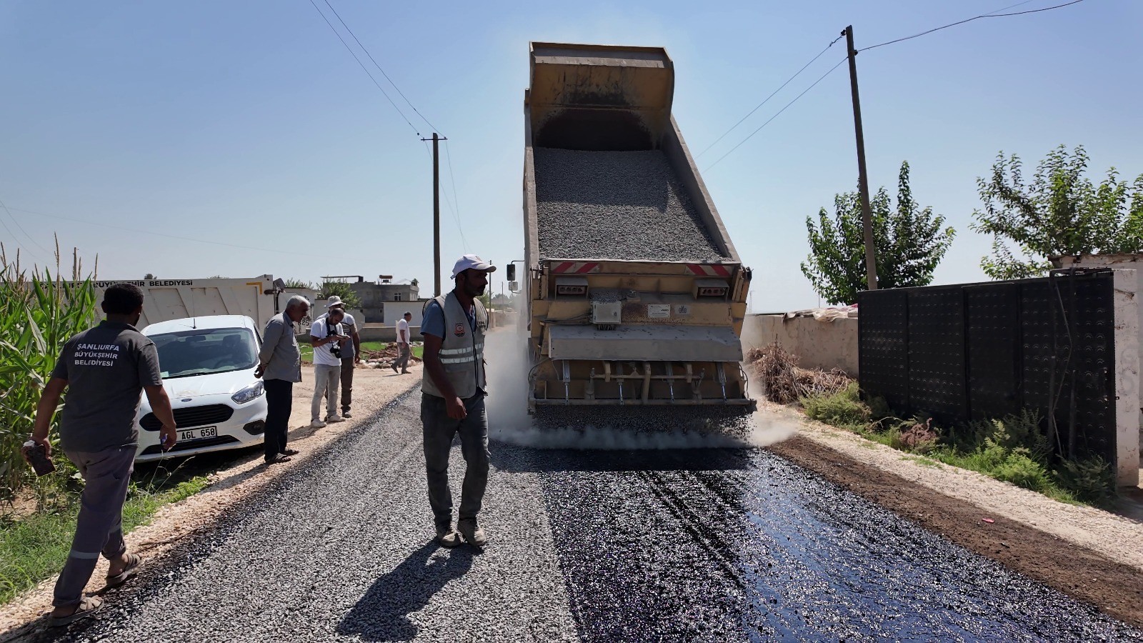 SURUÇ’TA 7 KİLOMETRELİK YOL SATHİ ASFALTLA YENİLENDİ;