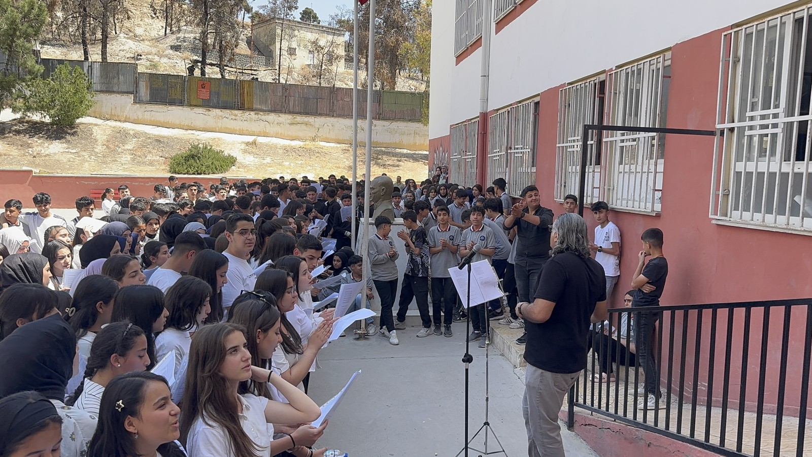 Yüzbaşı Ali Saip Ursavaş Anadolu Lisesinde 19 Mayıs coşkuyla kutlandı.;