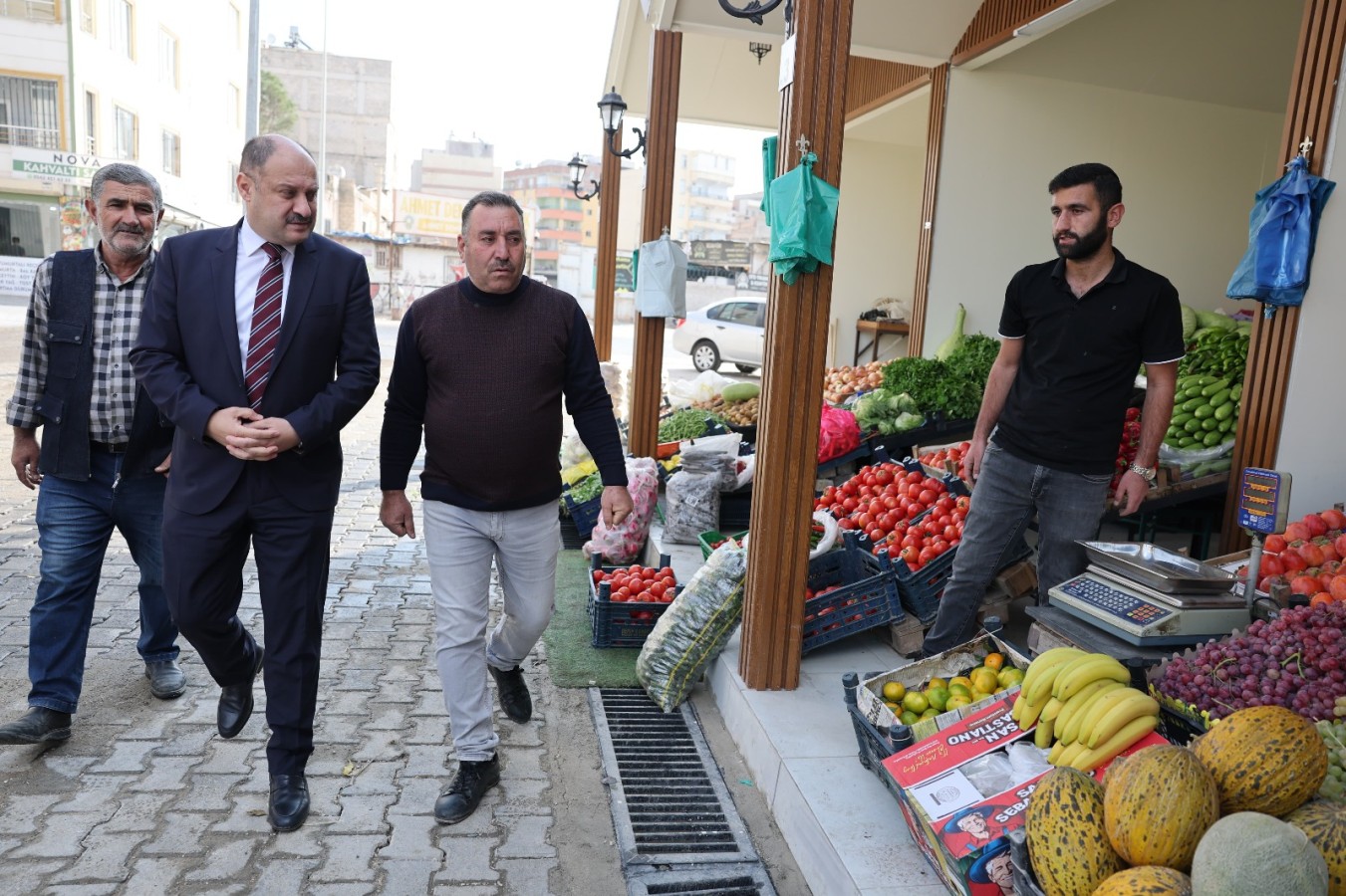 BAŞKAN GÜLPINAR, YENİLENEN PAZAR YERİNDE ESNAFLA BULUŞTU;