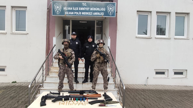 Hilvan'da eş zamanlı operasyonda 9 şüpheli yakalandı