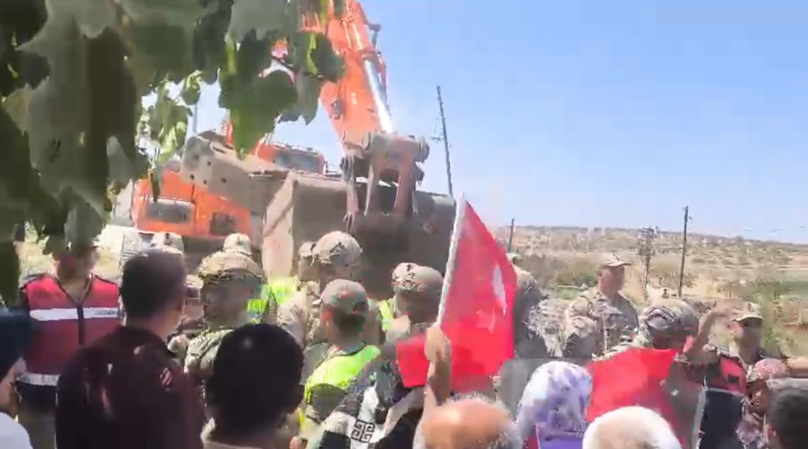 Birecik’te TOKİ Kanalizasyon Krizi: Halk Ayakta;