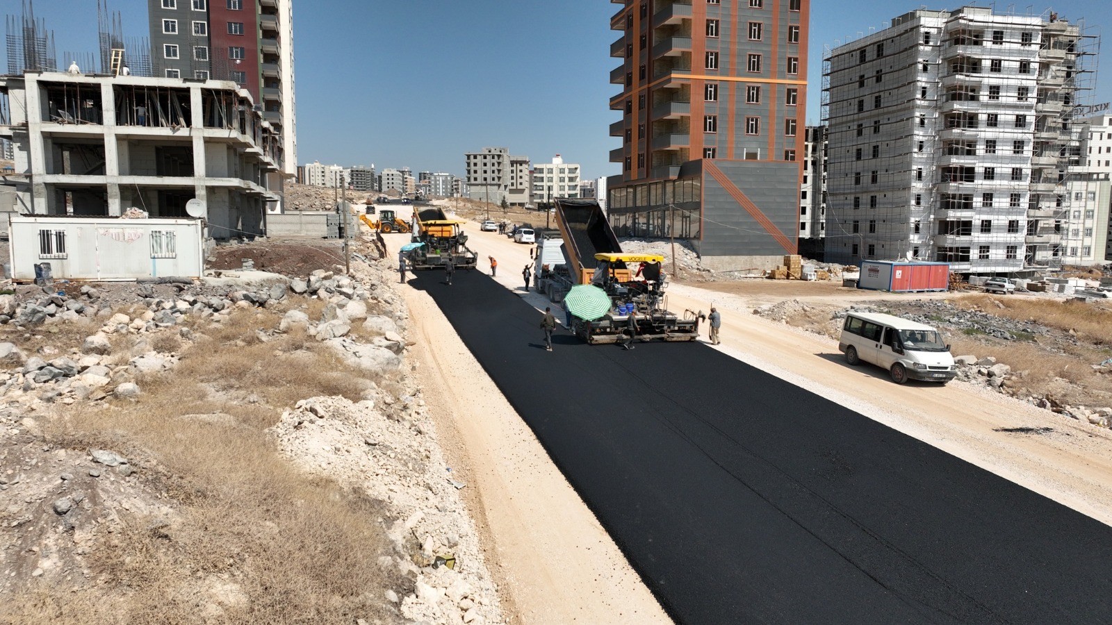 MEHMETÇİK MAHALLESİ’NDE ASFALT ATAĞI SÜRÜYOR;