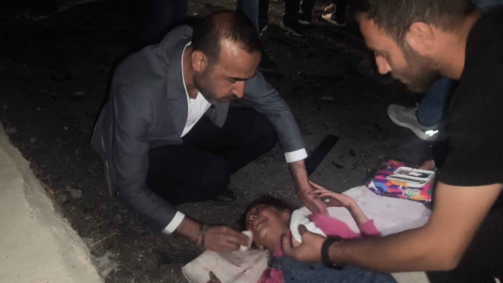 Şanlıurfa-Bozova yolunda kaza: Milletvekili Şenyaşar yaralılara ilk müdahaleyi yaptı;