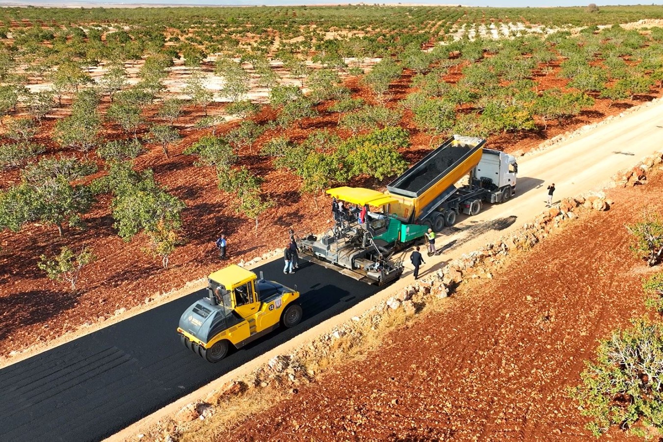 39 KM’LİK GRUP YOLUNDA ASFALT ÇALIŞMALARI SÜRÜYOR;
